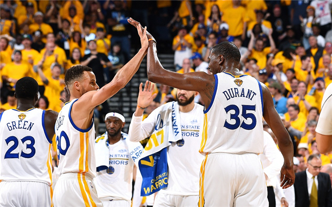 边后卫内收 边后卫内收